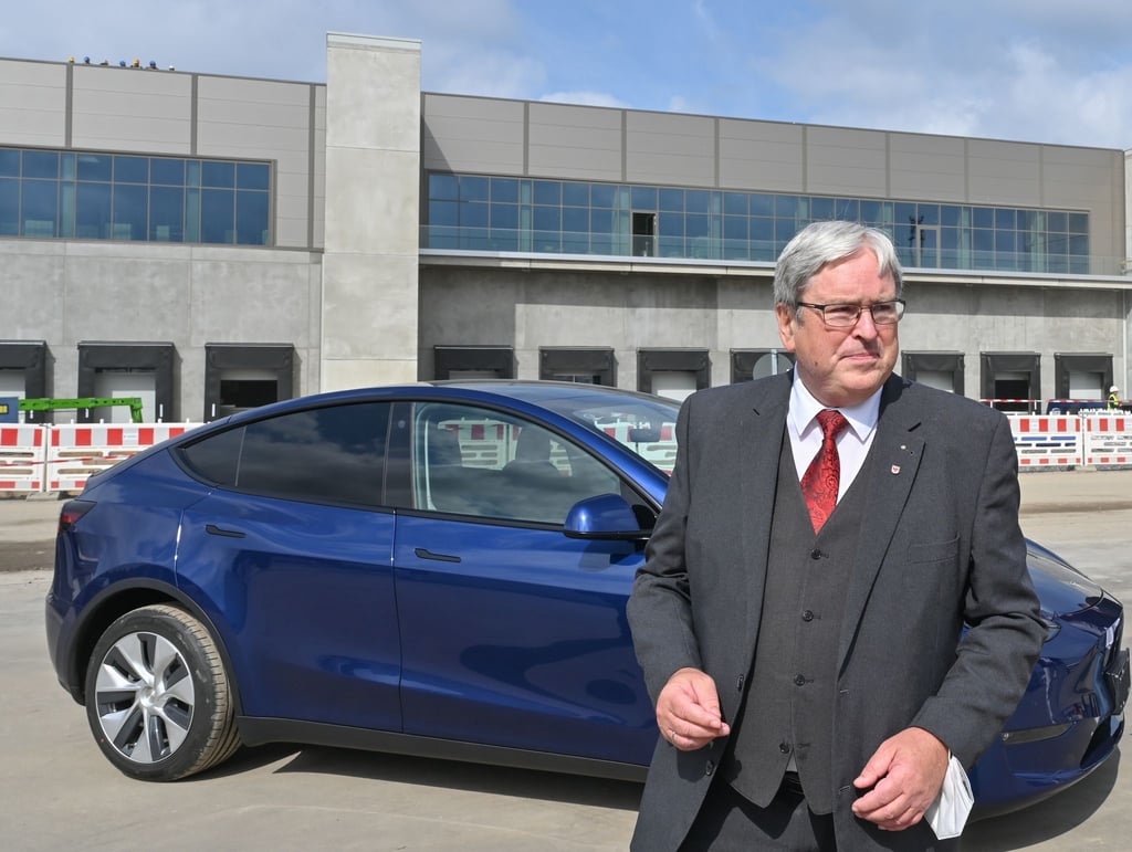 Jörg Steinbach (SPD), Wirtschaftsminister, steht auf der Baustelle der Tesla Gigafactory.