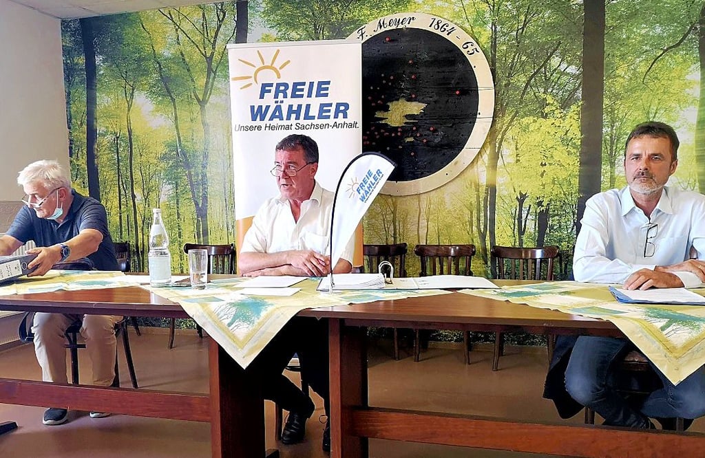 Nils Krümmel (Mitte) leitete mit Rüdiger Kloth (rechts) und Arne Beckmann (links) die Mitgliederversammlung.