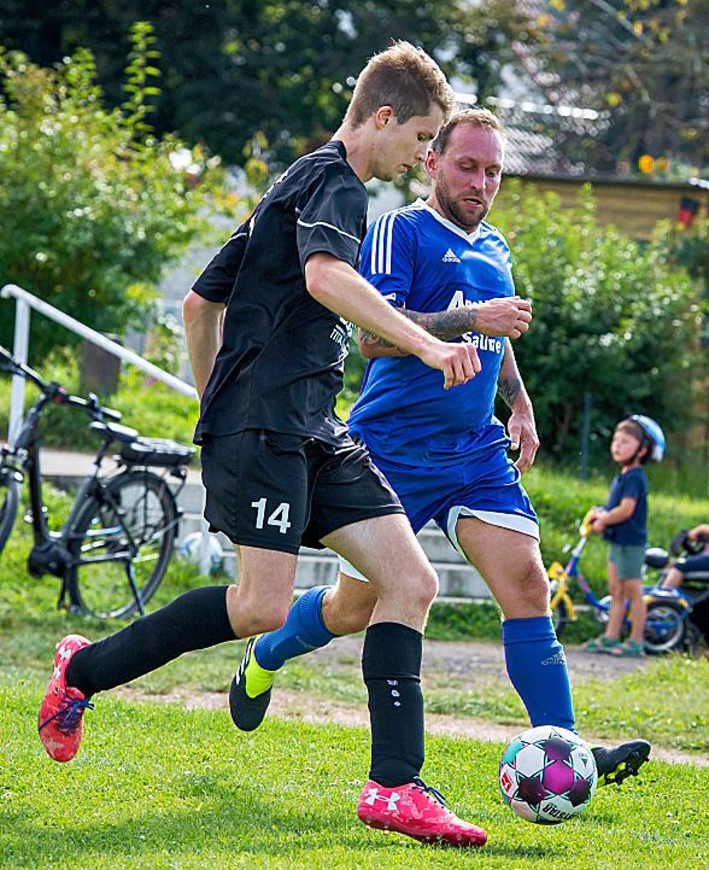 Gästespieler Maurice Müller (l.) im Zweikampf mit Blau-Weiß-Akteur Denny Loos.