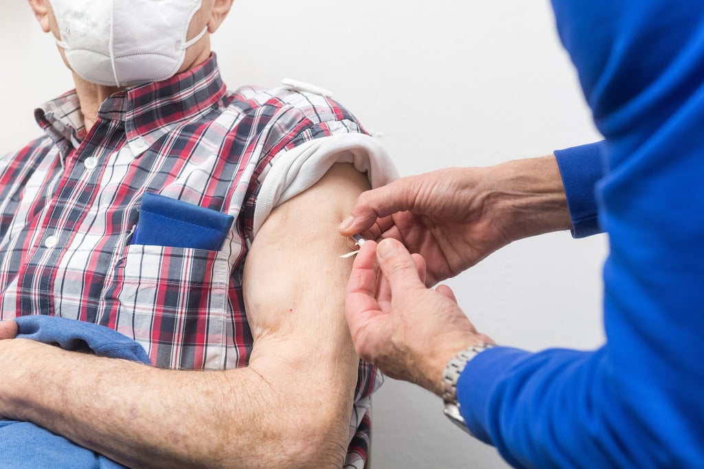 Hochbetagte haben nach der ersten Impfserie häufig eine geringere Immunität gegen das Coronavirus aufgebaut als Jüngere - darum raten Fachleute ihnen zur Auffrischung.
