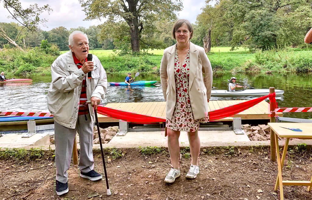 Der ehemalige Wasserballer Günter Becker und Elisabeth Kremer eröffnen die neue Steganlage im Rehsumpf.
