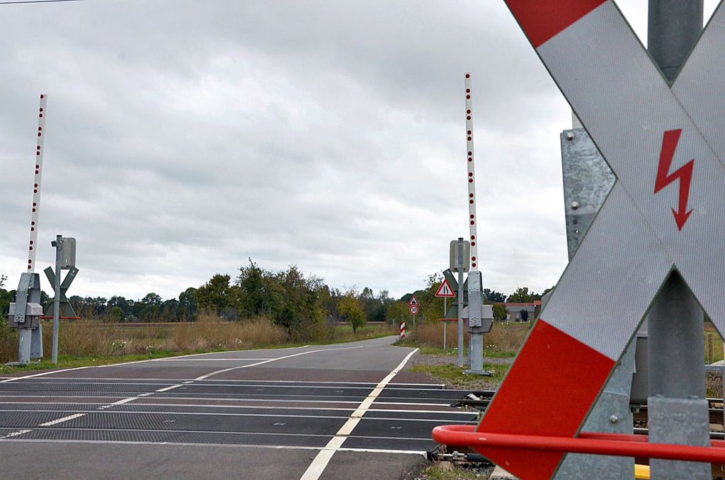 Der Bahnübergang der Deutschen Bahn auf dem Bundesfeldweg ist bereits kreisstraßengerecht ausgebaut.