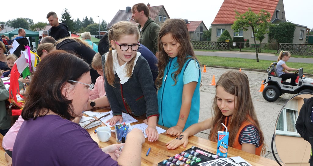 Der Bastel- und Kreativstand am Multifunktionalen Zentrum war stets dicht umlagert.