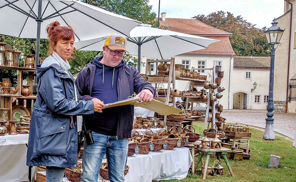 Jessica Albrecht und Andreas ?Zonk? Thiele organisieren den Töpfermarkt.