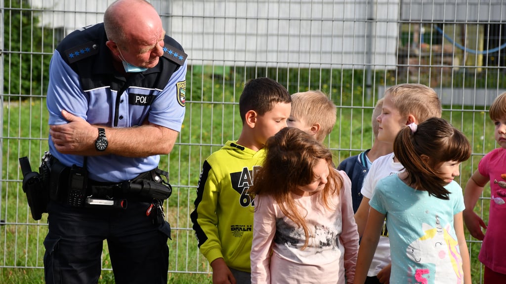 Die Magdeburger Polizei führte gemeinsam mit der Verkehrswacht eine Aktion zur Verkehrssicherheit in der Grundschule Rothensee durch.