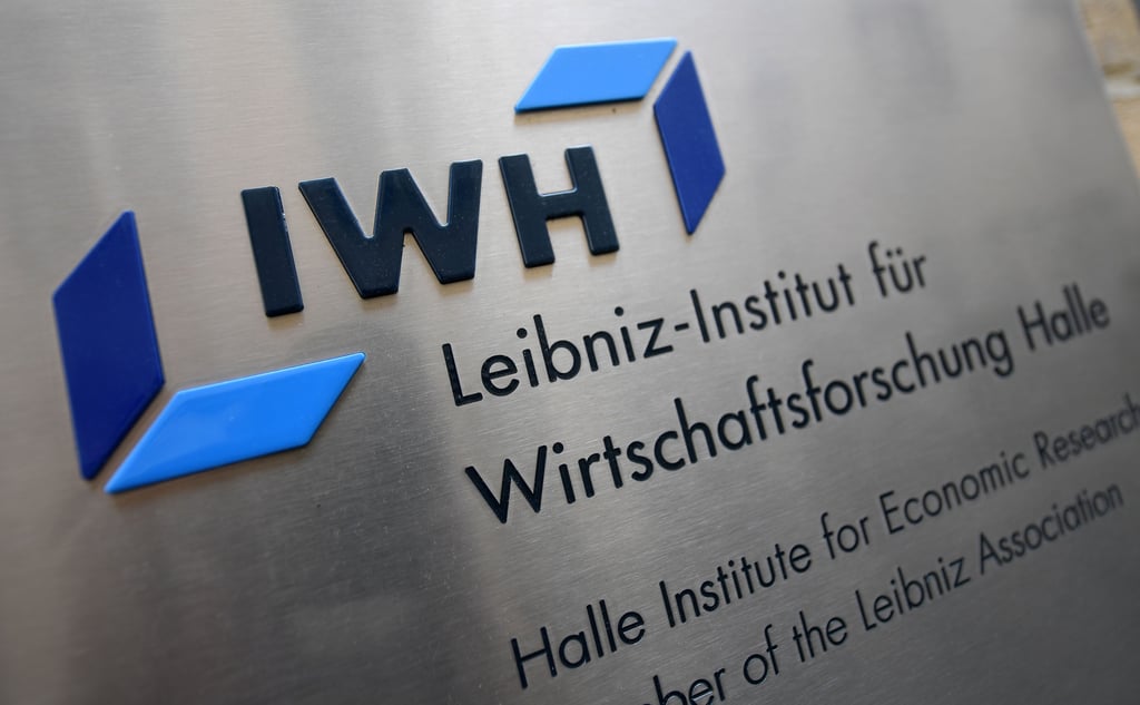 Blick auf das Logo des Leibniz-Instituts für Wirtschaftsforschung Halle (IWH).