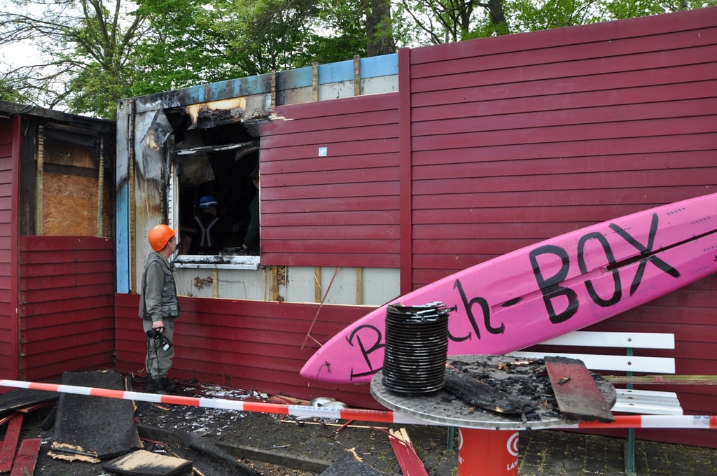 Der Tag nach der Brandnacht: Brandursachenermittler der Polizei untersuchen den Strandbad-Kiosk"Beach Box" am Barleber See in Magdeburg. Ein technischer Defekt hatte das Feuer ausgelöst.