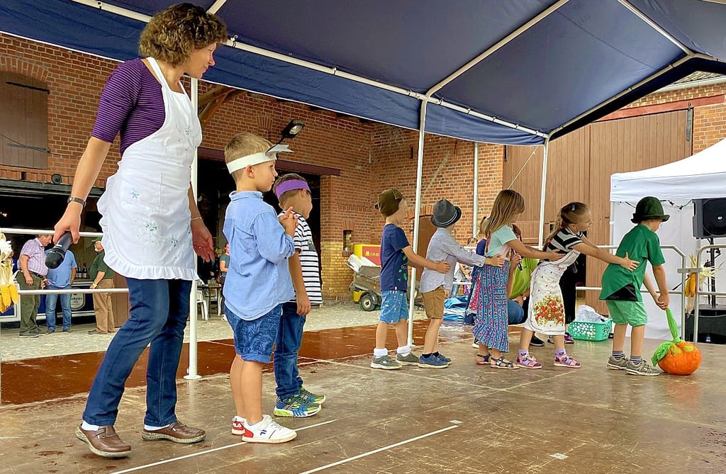 Die Kinder aus der Zahnaer Tagesstätte ?Unter dem Regenbogen? spielen unter anderem das Märchen vom Rübchen.