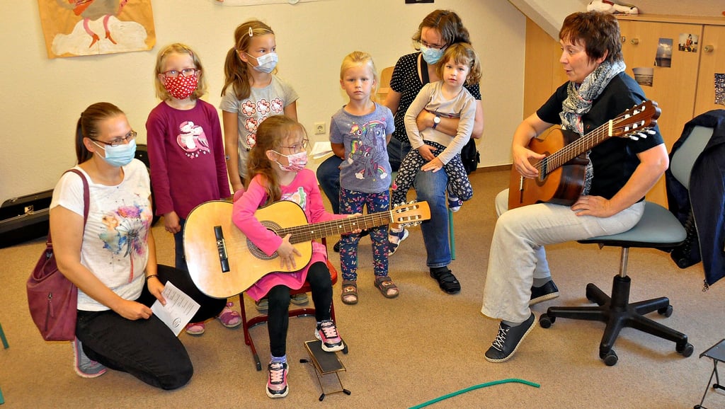 Elke Wollschläger machte die Besucher beim Tag der offenen Tür der Zerbster Musikschule ?Fasch? mit der Gitarre vertraut. Wer wollte, durfte mal selbst in die Saiten greifen.