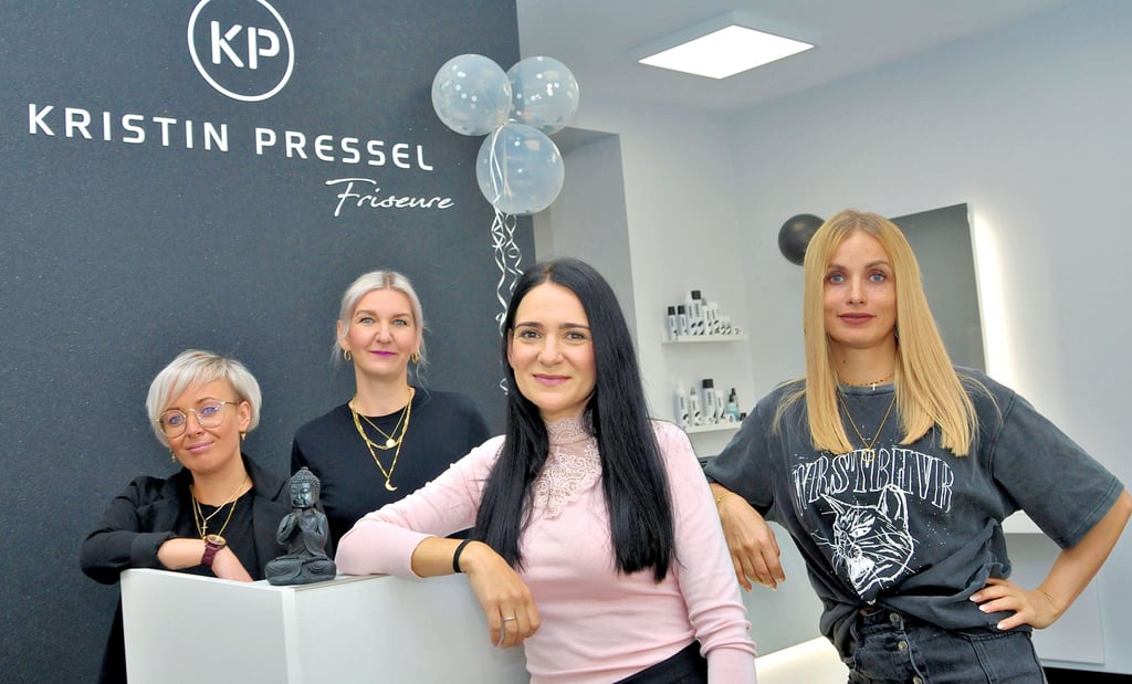 Kristin Pressel (2. von rechts) hat an der Gröbziger Straße einen Friseursalon eröffnet und wird dort von Katja Knakowski (von links), Sylvana Henze und Ivonne Nowak unterstützt.