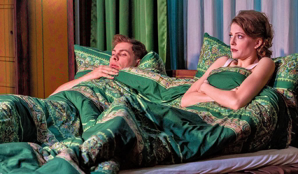 Doris (Alexandra Sagurna) und George (Ole Xylander) verstehen noch nicht, was im Hotelzimmer nachts passiert ist. In "Nächstes Jahr, gleiche Zeit" am Theater der Altmark in Stendal bilden sie ein ungewöhnliches Traumpaar.