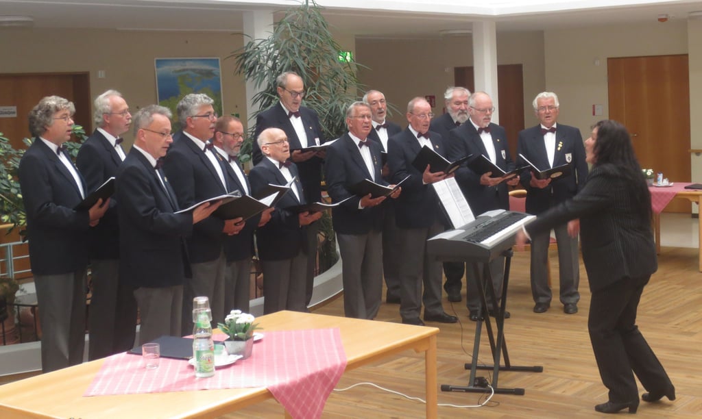Der Handwerker-Männerchor Genthin, dirigiert von Anna Lepits, bei einem Auftritt 2019 im Johanniter-Haus in Genthin-Wald.
