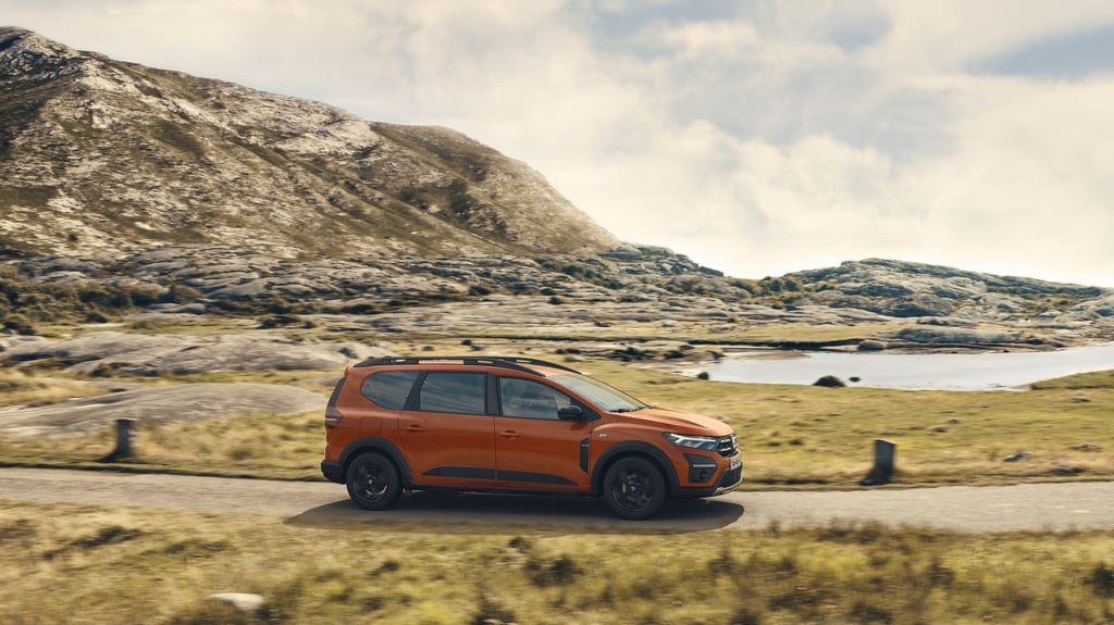 Rustikaler Familientransport: Der Jogger von Dacia in Offroad-Optik bietet sieben Sitze, verzichet aber auf Allradantrieb.