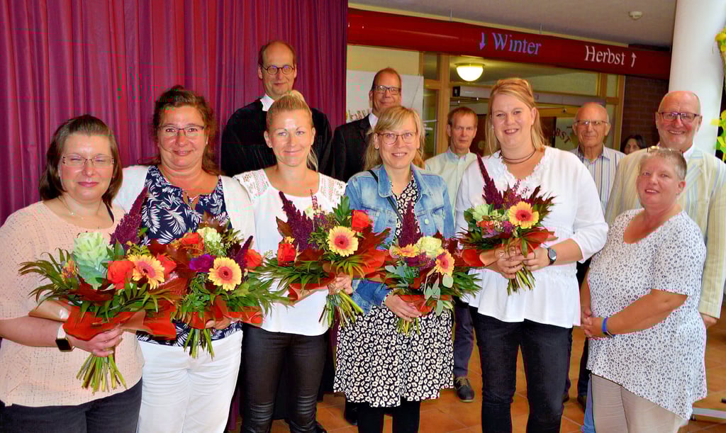 Doreen Blättler (von links), Nicole Stiller, Karoline Nowak, Janett Upadek und Anett Schulze wurden am Sonntag im Rahmen der Festveranstaltung für ihre zehnjährige Mitgliedschaft im Diakonieverein Bismark geehrt.