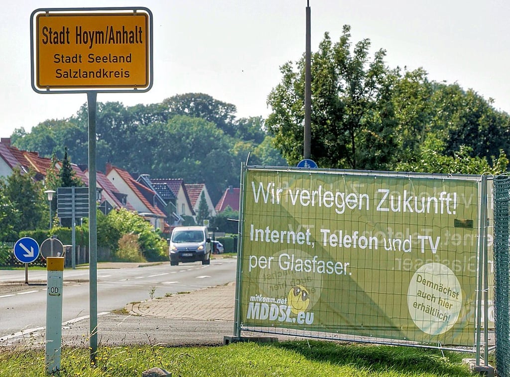 Überall in der Stadt hängen Plakate.