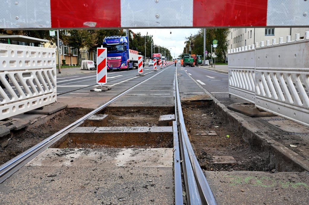 In der Pettenkoferstraße in Magdeburg werden Gleisbauarbeiten durchgeführt.