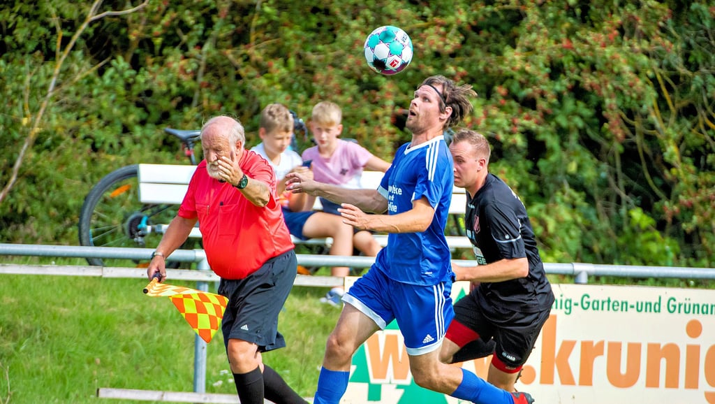 Alexander Schmidt von der gastgebenden Bad Kösener Reserve hat nur den Ball im Blick. Tim Ruhland (Balgstädt/Laucha II) versucht zu folgen. Die Unstrut-Kombi schenkt ihrem Coach Mark Thomas vorab drei Punkte zum 50. Geburtstag.
