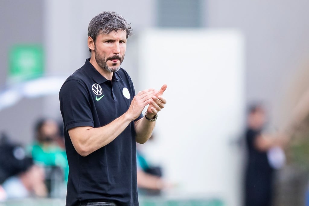 Trainer Mark van Bommel führte den VfL Wolfsburg an die Spitze.
