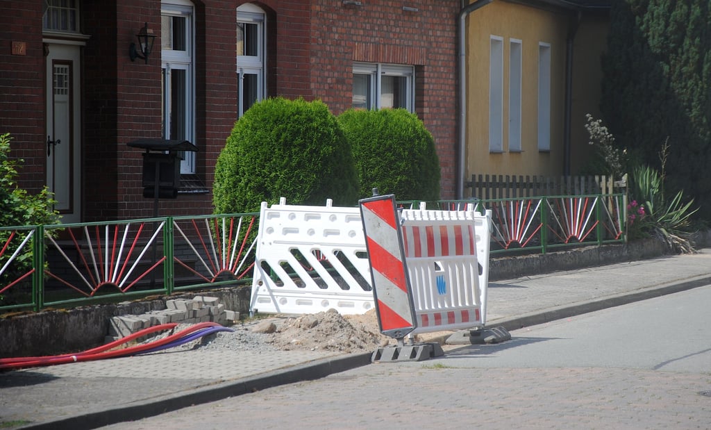 Das Breitbandkabel ist in Ahlum verlegt. Doch die Hinterlassenschaften der Arbeiten machen einigen Anwohnern immer noch zu schaffen.