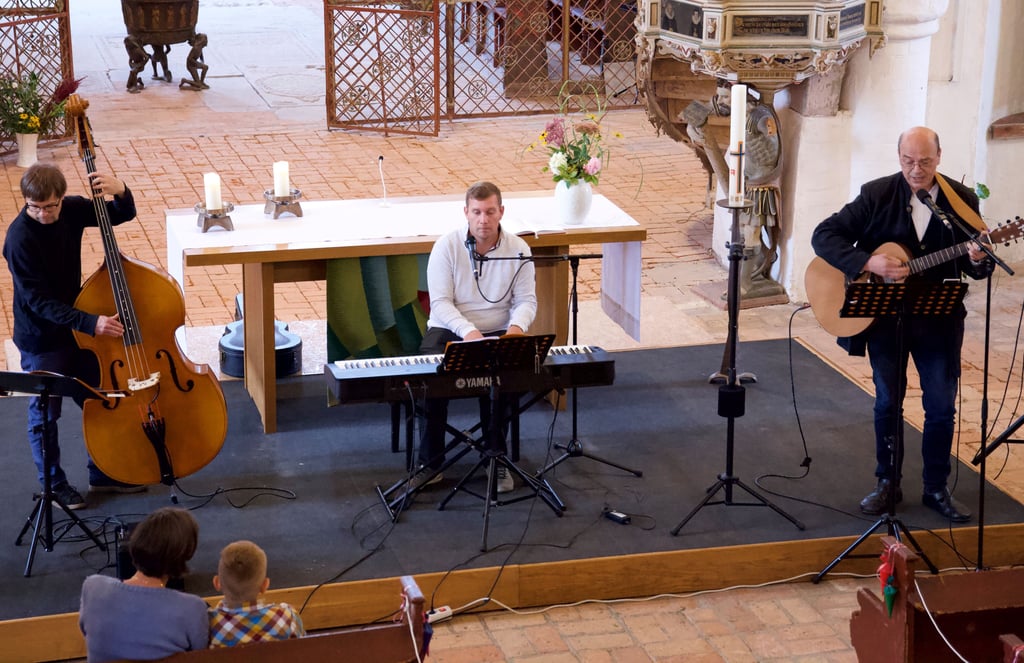 Der singende und komponierende Pfarrer Jürgen Briling aus Lindstedt (rechts) gab mit seiner Band ein Konzert in der Gardelegener Marienkirche.