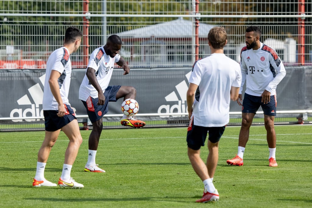 Bayerns Marc Roca (l-r), Dayot Upamecano, Eric Maxim Choupo-Moting und Thomas Müller spielen sich bei der Erwärmung den Ball gegenseitig zu.