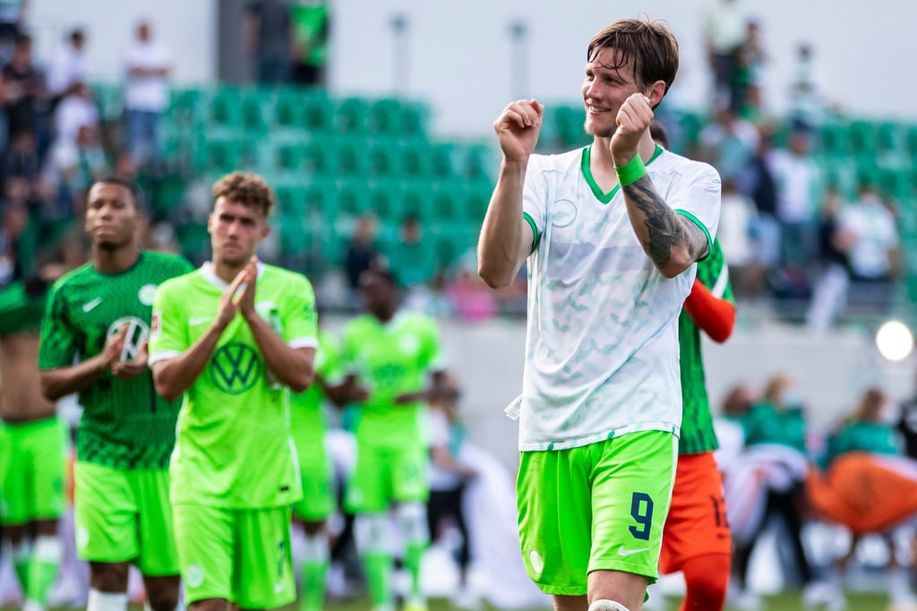 Torjäger Wout Weghorst (r) reist mit Wolfsburg als ungeschlagener Bundesliga-Tabellenführer nach Lille.