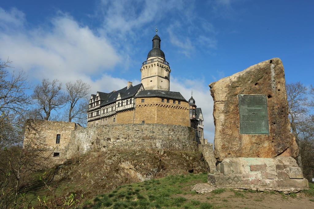 Die Burg Falkenstein im Selketal ist, eine der wenigen Burgen im Harz, die noch intakt und keine Ruine ist. Errichtet wurde sie in der ersten Hälfte des 12. Jahrhunderts.