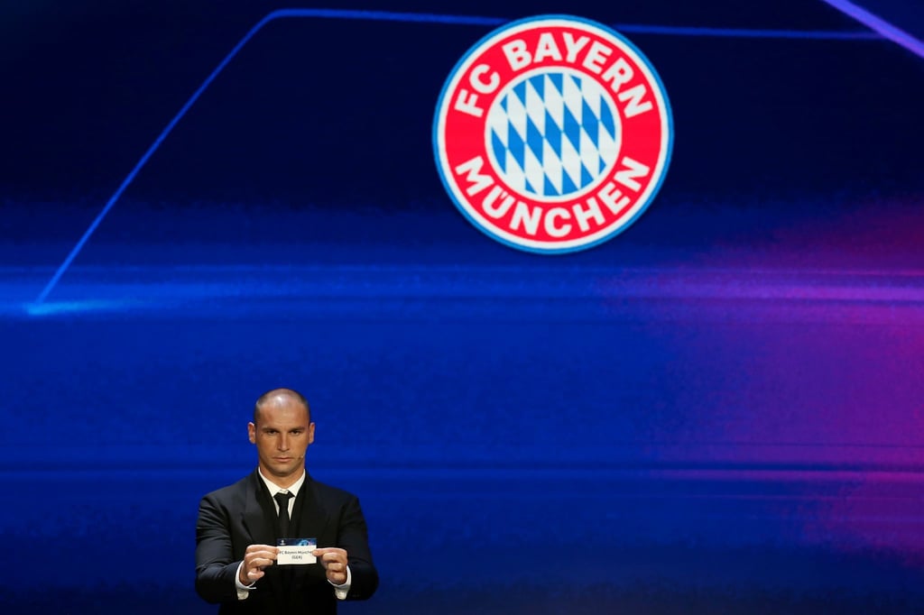 Branislav Ivanovic, serbischer Fußballprofi, zeigt ein Los mit der Aufschrift „FC Bayern“.