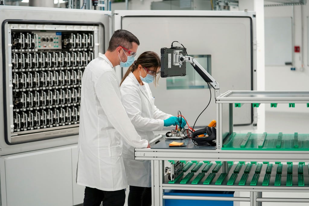 VW-Mitarbeiter arbeiten in dem neuen Batterie-Labor für Elektroautos in Salzgitter.