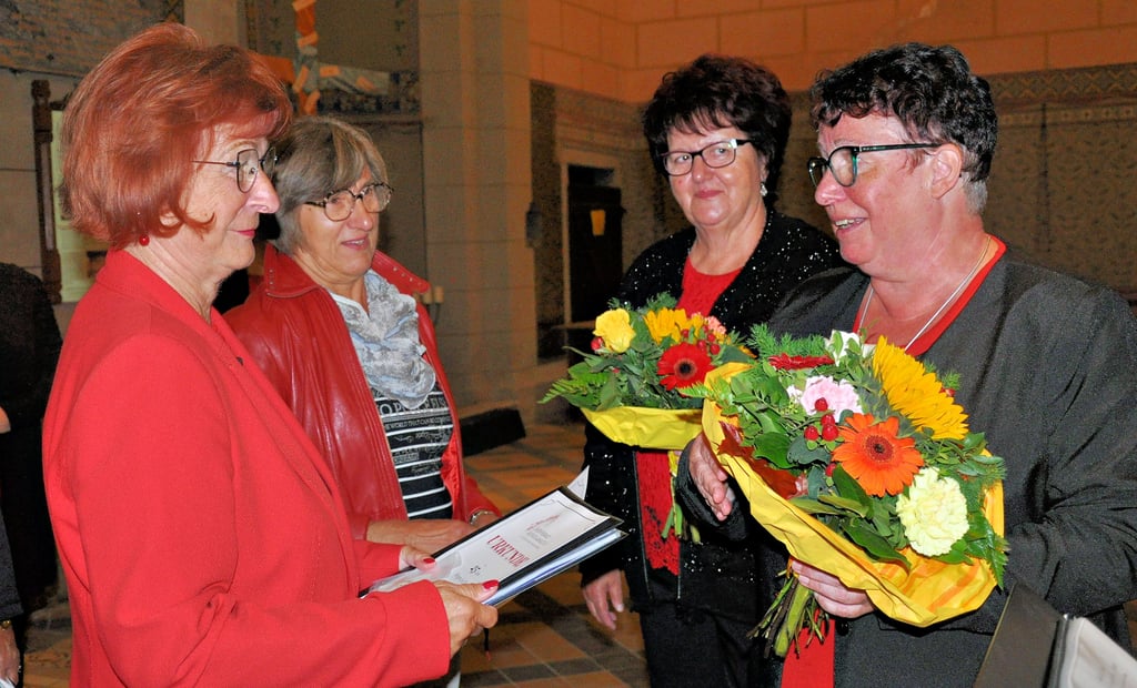 Regina Zwinkmann und Monika Freitag gratulierten den beiden Sängerinnen des Hecklinger Frauenchors, Gerda Körner und Eveline Beran, zu ihrer Auszeichnung.