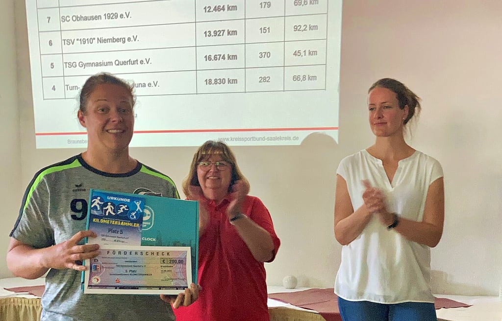 Vorstandsmitglied Saskia Mikat (l.) nimmt die Auszeichnung für ihren Verein TSG Gymnasium Querfurt entgegen. KSB-Präsidentin Angela Heimbach (Mitte) und Johanna Deutsch vom Landessportbund applaudieren.