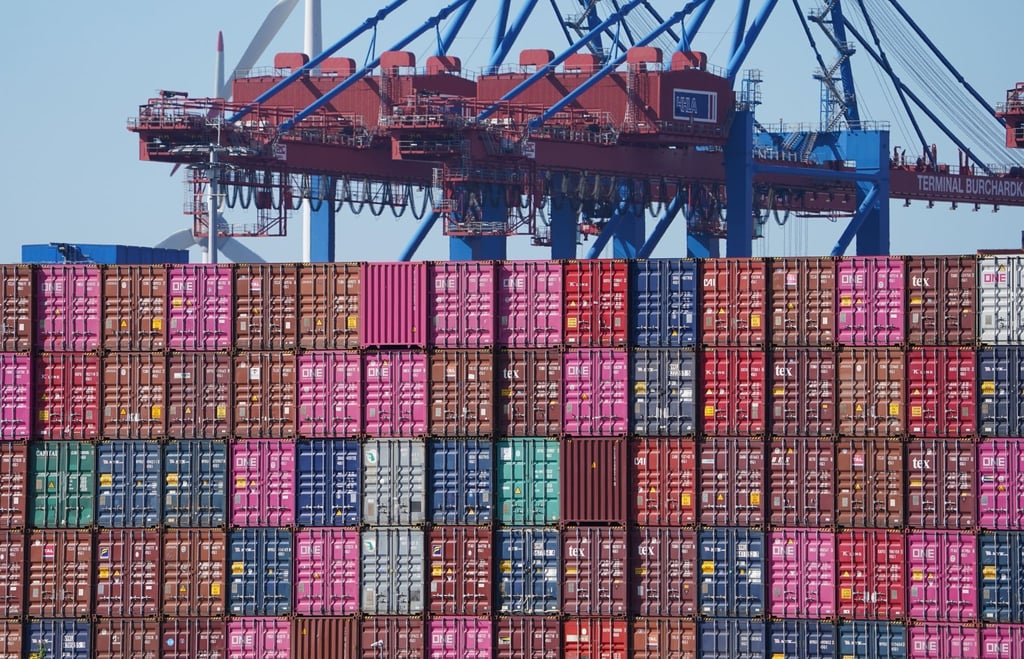 Container auf einem Containerschiff im Hafen von Hamburg.