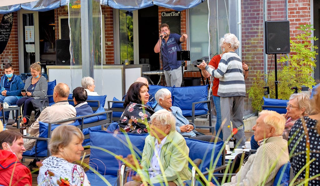 Sänger Jan Nossek, sonst häufig im Kaffeeschuppen zu hören, begeistert die Senioren am Sonnendeck mit Schlagern.