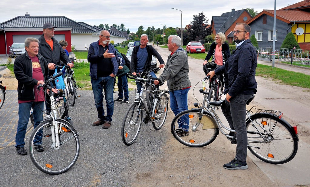 Ihren ersten Halt legten die Ortspolitiker im Alten Düsedauer Weg ein. Dort wurde die Löschwasserversorgung zum Thema. Die bestehenden Defizite sollen durch den Bau von Brunnen beseitigt werden.