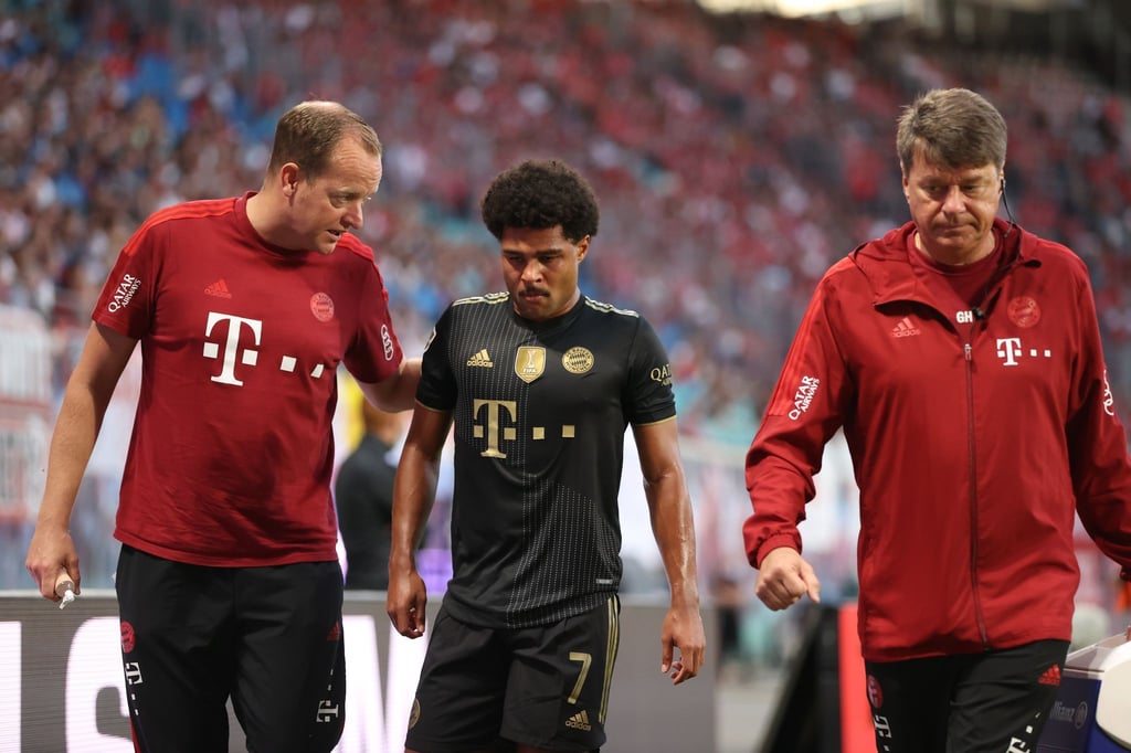 Bayerns Serge Gnabry (M) musste gegen Leipzig noch in der ersten Hälfte vom Platz.