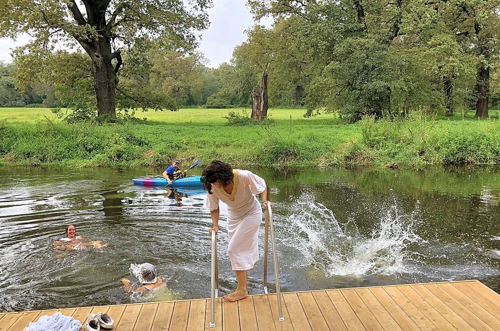 Die ersten Badegäste im historischen Flussbad waren zeitgemäß gekleidet.