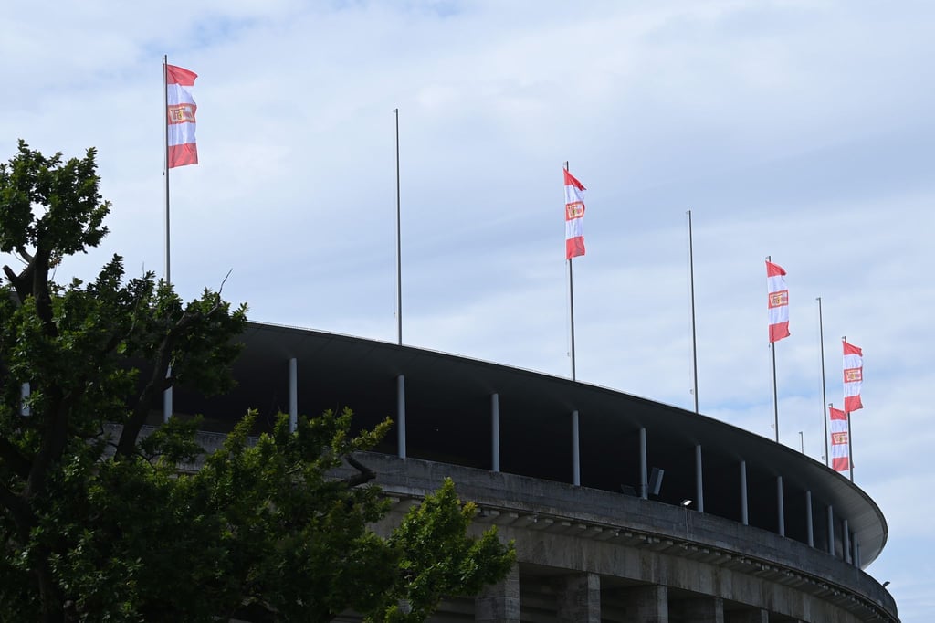 Rote Fahnen am Olympiastadion: Der 1. FC Union Berlin nutzt die Heimstätte von Hertha BSC.