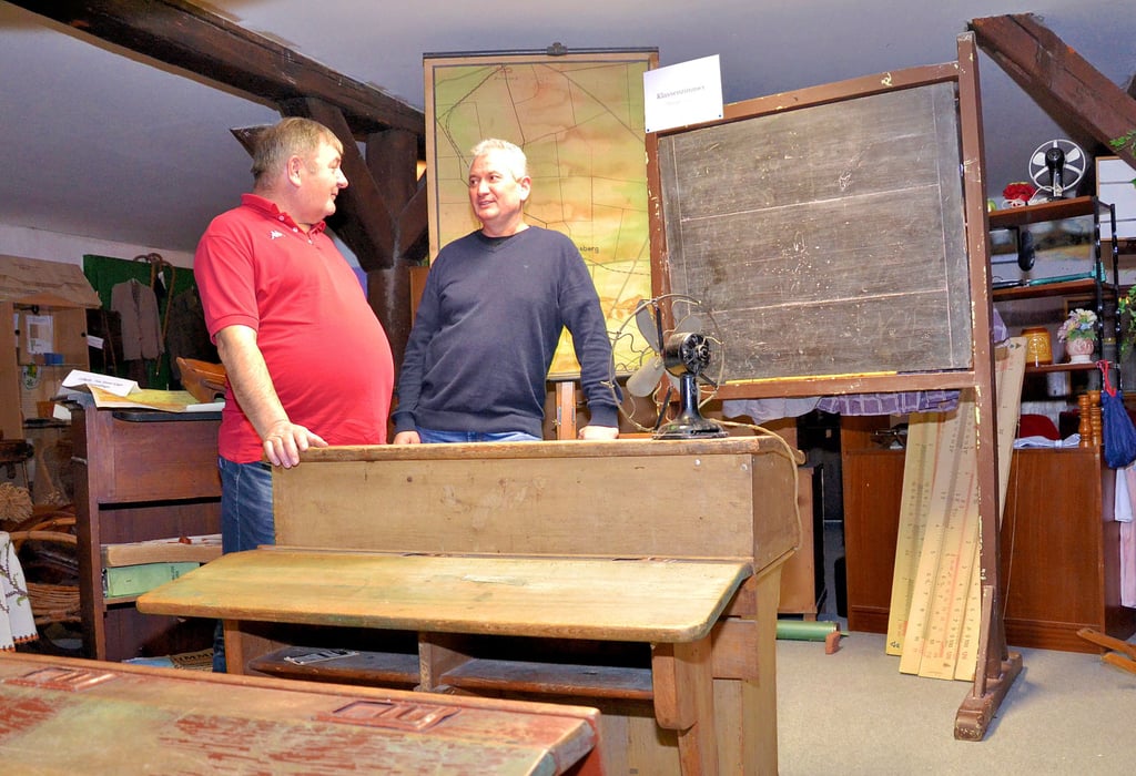 Ortsbürgermeister Norbert Filusch (l.) und der Vorsitzende des Heimatvereins, Gerald Wieczorek, sind froh über die Dokumentation der Geschichte Schwanebergs im örtlichen Heimatmuseum.