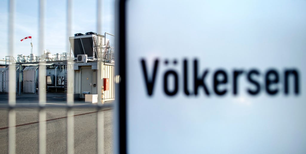 Ein Zaun schützt die Erdgasförderanlage von Gas- und Ölkonzern Wintershall Dea.