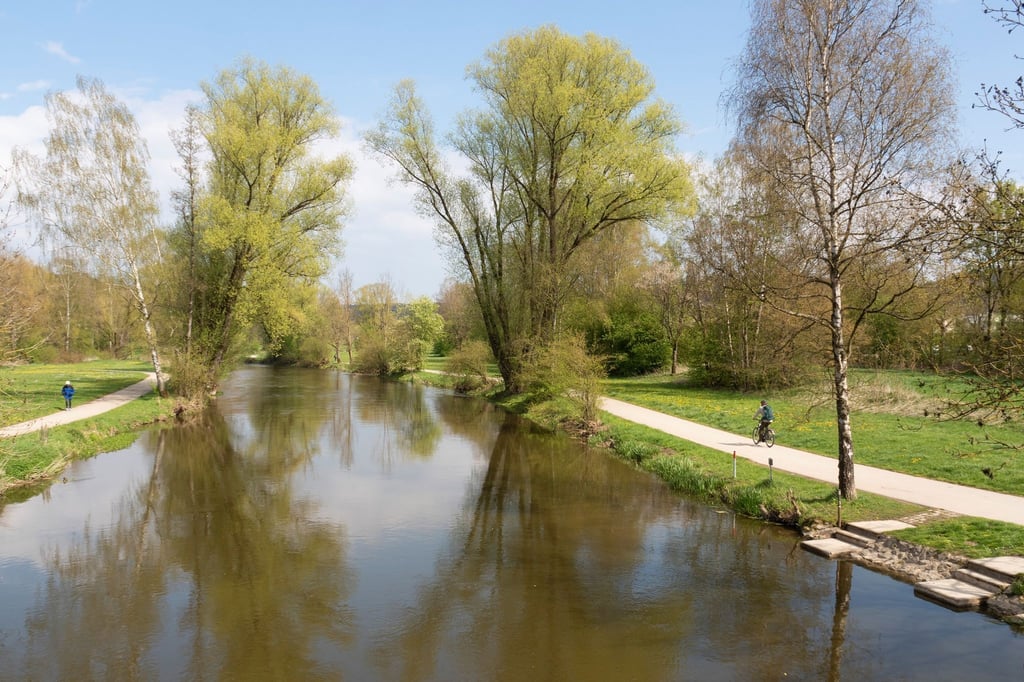 Bei Eichstätt führt der Radweg direkt an der Altmühl entlang.