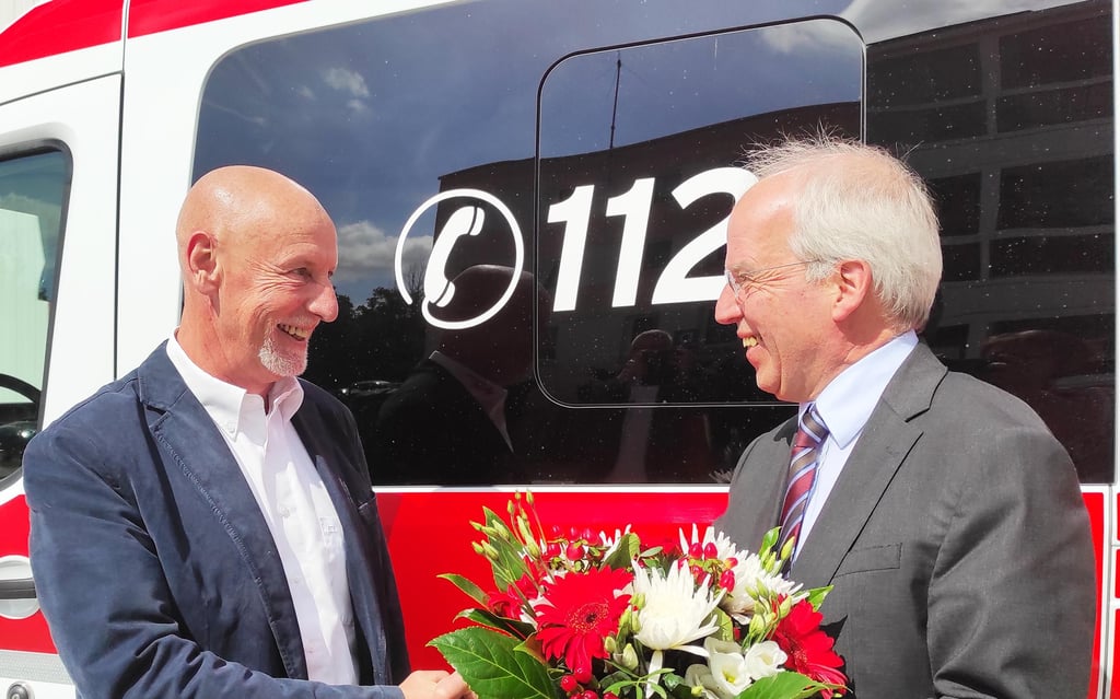 Hans-Peter Hündorf (l.) bekommt zum Dienstjubiläum viele Glückwünsche. Stefan Exner, Vorstand beim DRK-Kreisverband, ist einer der Gratulanten.