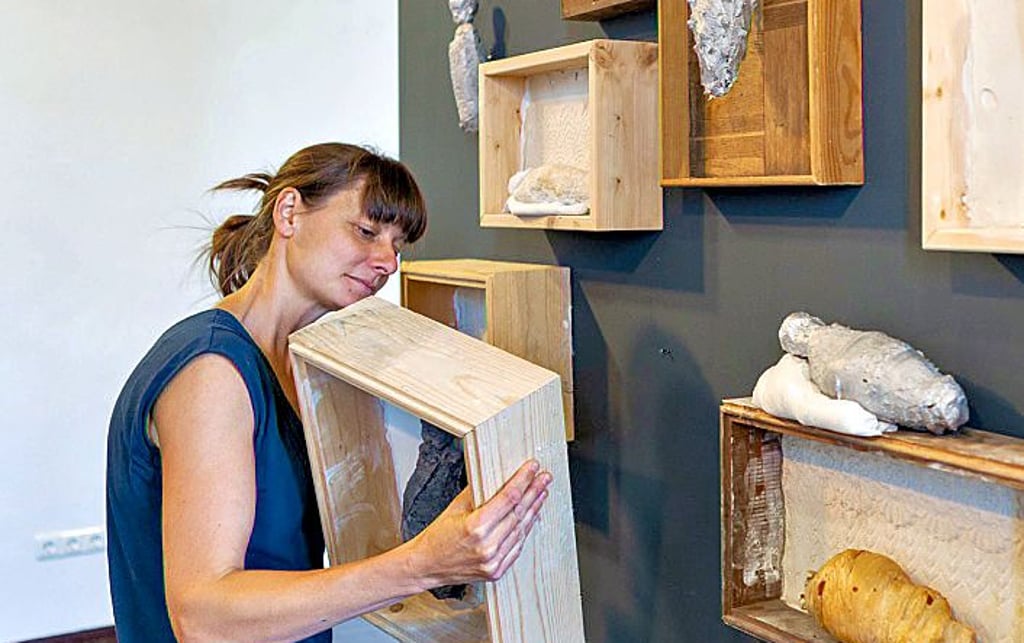 Julia Schleicher bei den Vorbereitungen zu der Ausstellung in der Moritzburg Zeitz.