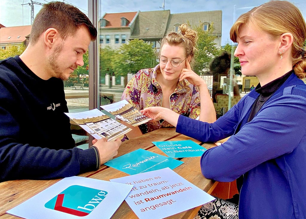 Lukas Petereit, Esra Graul (M.) und Helena Philipp wollen helfen, leere Räume in Bernburg mit Leben zu füllen.
