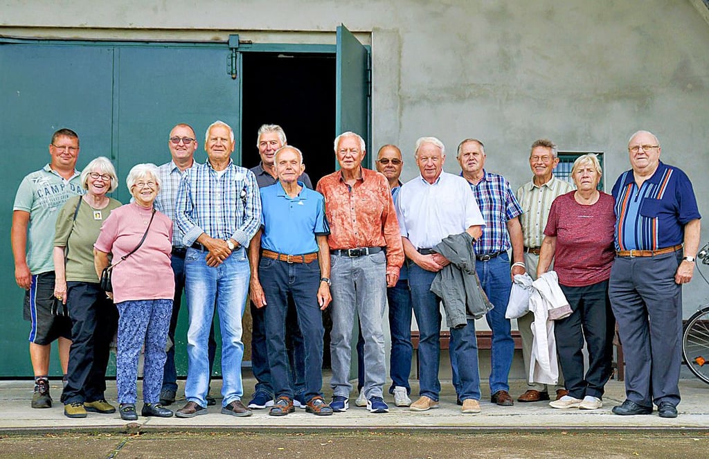 Klassentreffen auf dem alten Flugplatz organisiert von Hans-Hermann Holländer. Sie konnten das GETEC-Gelände mit den erneuerbaren Energien unter die Lupe nehmen.