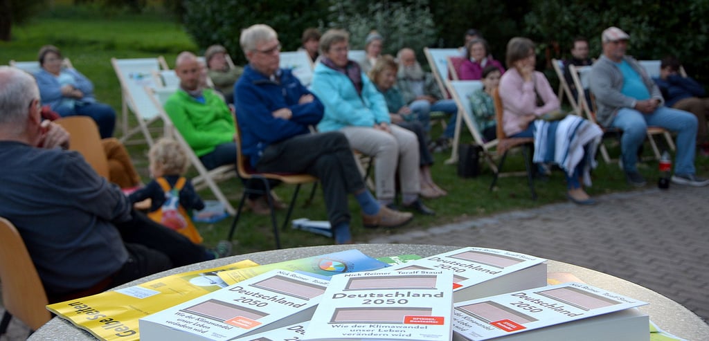 Gut 20 Zuhörer hatte die Lesung am Dienstag. Heute und morgen geht?s neben der Stadtbibliothek Seehausen wieder um ?Deutschland 2050?.