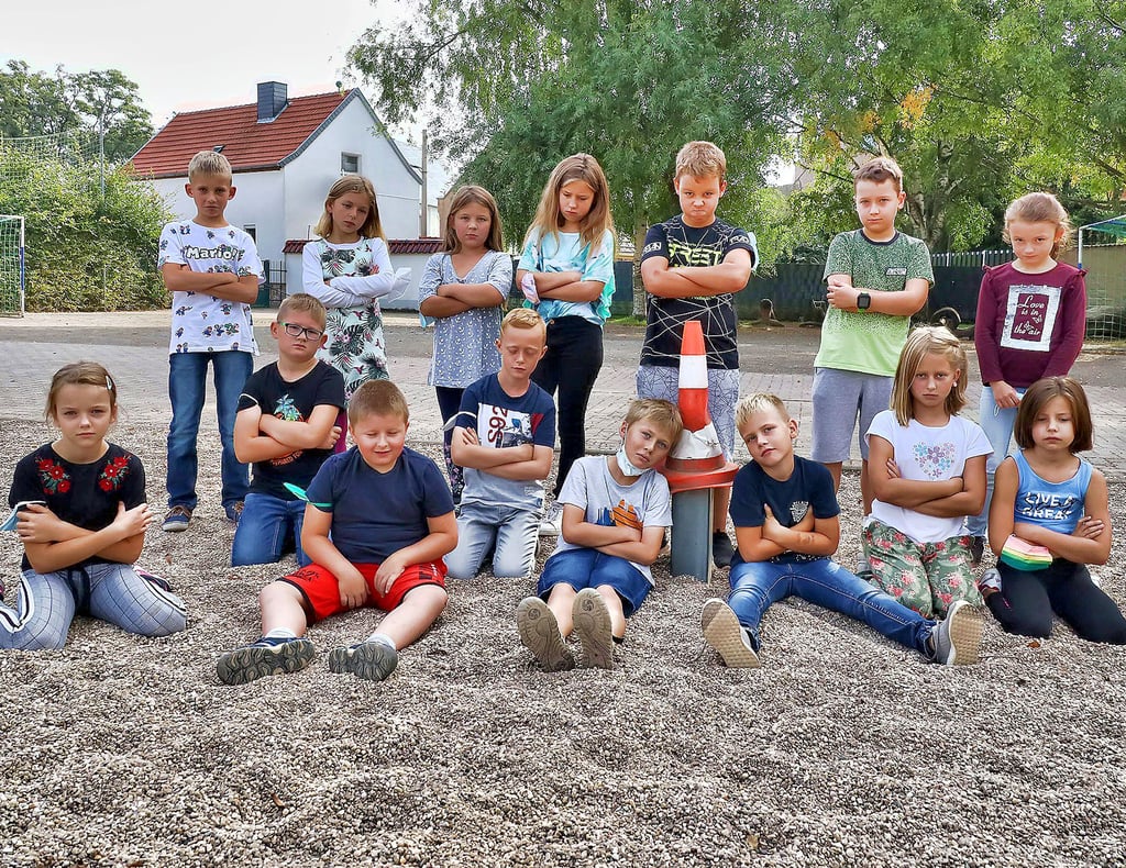 Die Schüler der dritten Klasse sind traurig und sauer zugleich darüber, dass ihre Wippe und Rutsche demontiert worden sind.