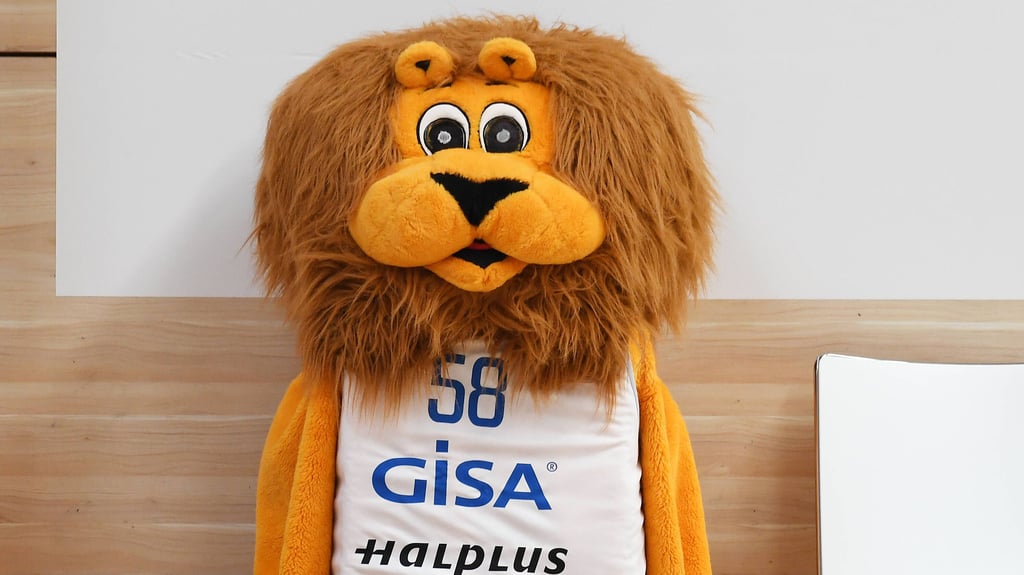 Auch in der Saison 2021/22 laufen Halles Basketball-Bundesligistinnen und ihr Löwen-Maskottchen mit dem Gisa-Schriftzug auf dem Trikot auf.