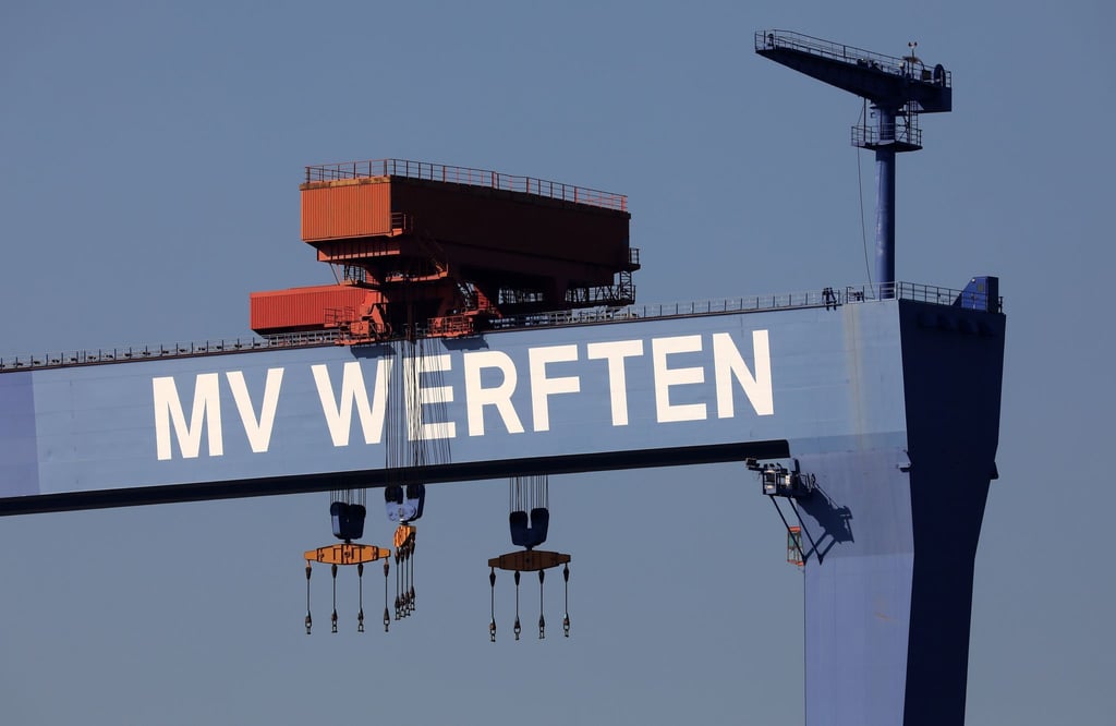 Der Schriftzug "MV Werften" am Bockkran der Werft in Warnemünde.