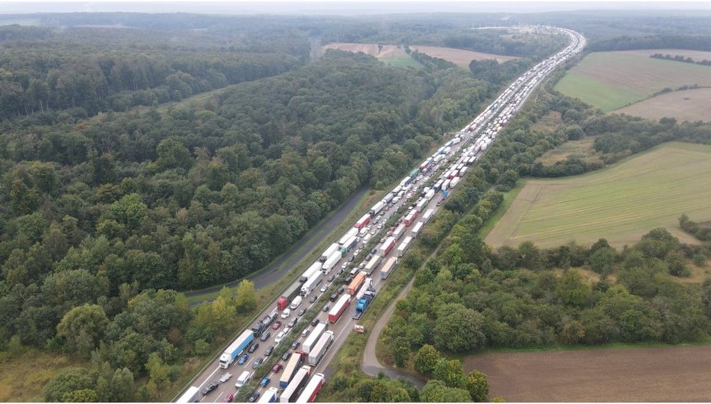 Auf der A2 bei Helmstedt/Marienborn stauen sich die Fahrzeuge.