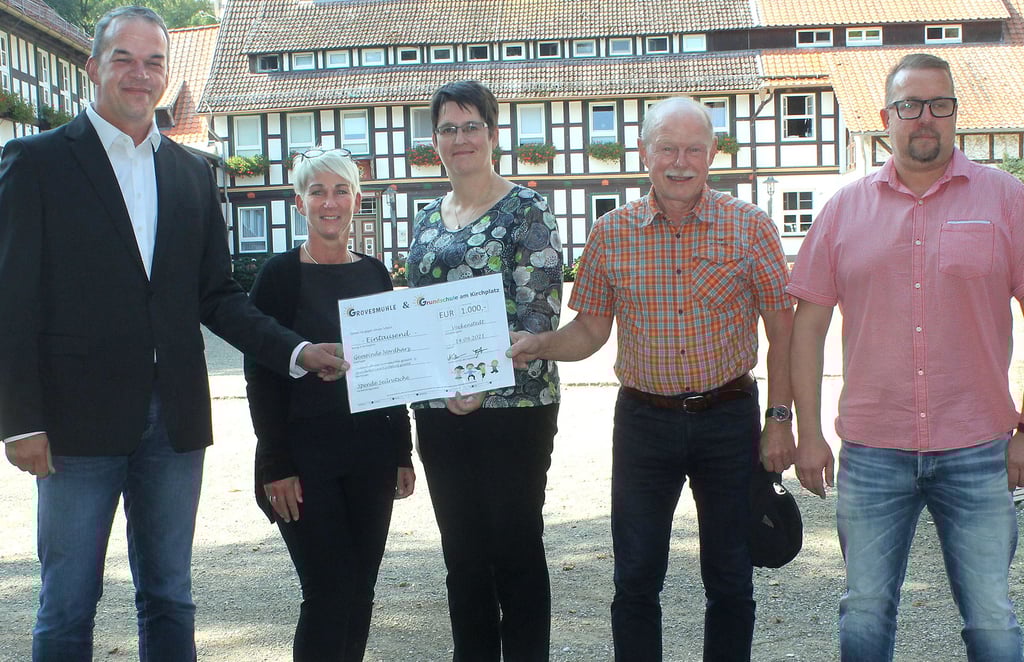 Den symbolischen Scheck über 1000 Euro nahm Gerald Fröhlich von den Schulleiterinnen Anja Wackerhagen und Ines Märkisch entgegen. Karl-Heinz Abel und Michael Rausch (von links) hatten die Idee mit der neue Seilrutsche ins Leben gerufen.